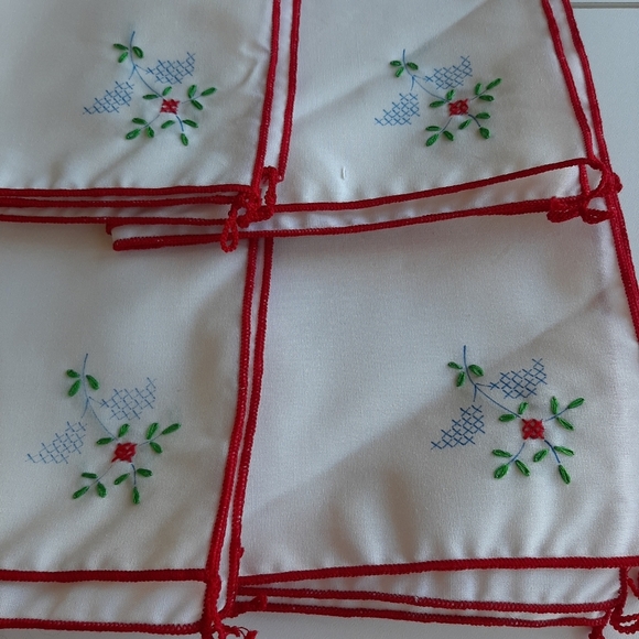 SET OF FOUR EMBROIDERED NAPKINS - Picture 3 of 5
